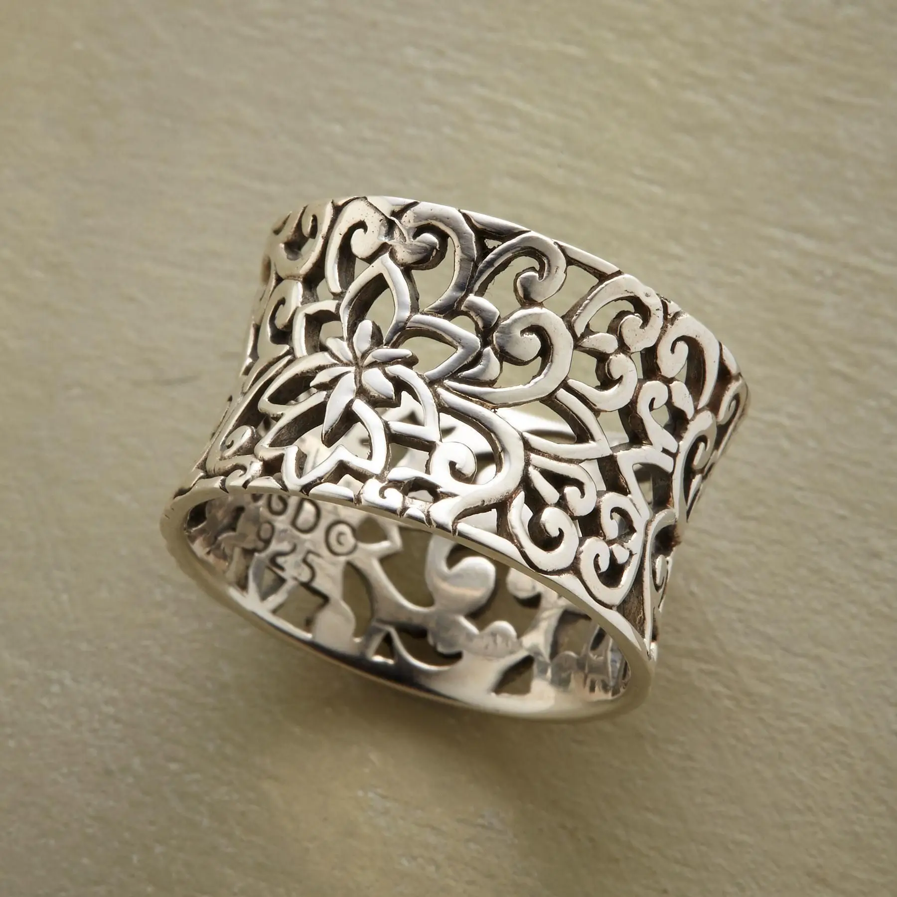 WILLOW | TIDSLÖS HÅLLIG RING